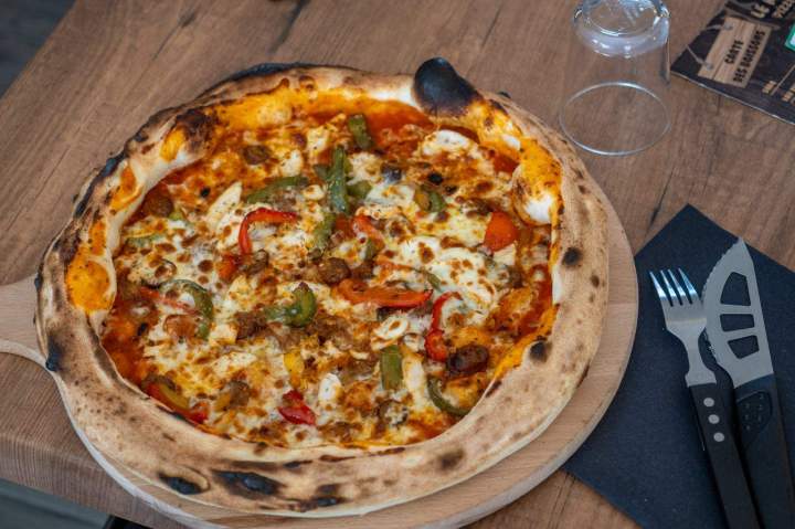 Pizza artisanale bien garnie Mimizan
