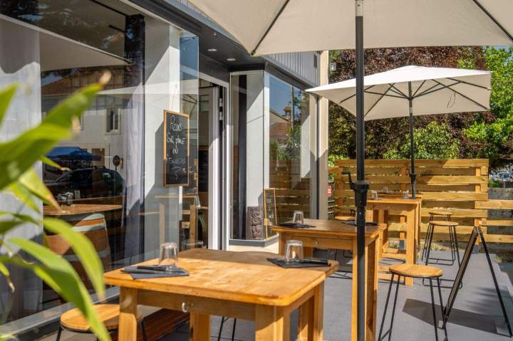 Tables et parasols terrasse restaurant Mimizan