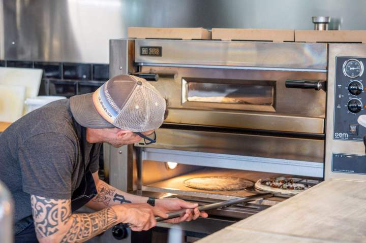 Préparation pizza artisanale Mimizan